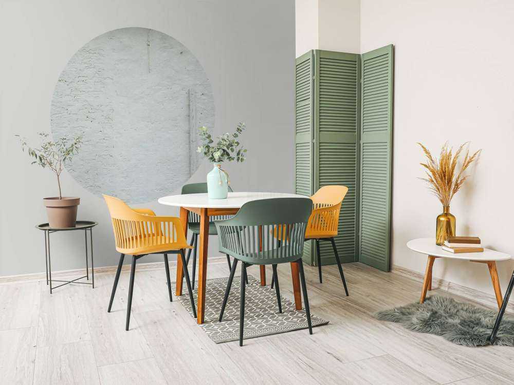 Væg med hvid stuk og bjælker