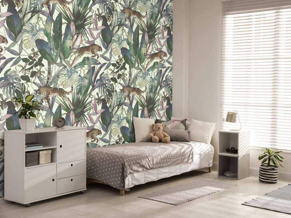 Cheetah mellem de tropiske blade