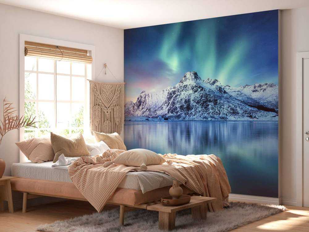 Nordlys over et frossent hav og bjerge