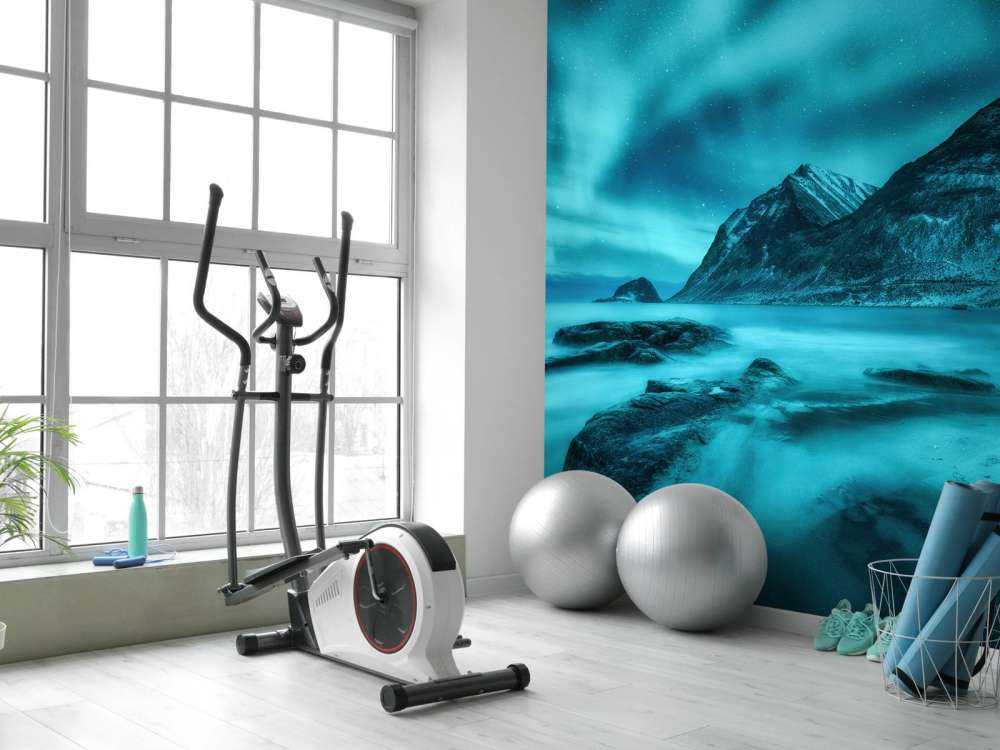 Blå nordlys med bjerge