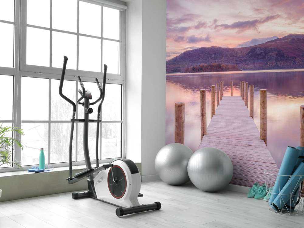 Træbrygge ved solnedgang