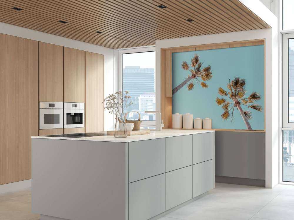 Palmetræer med blå himmel