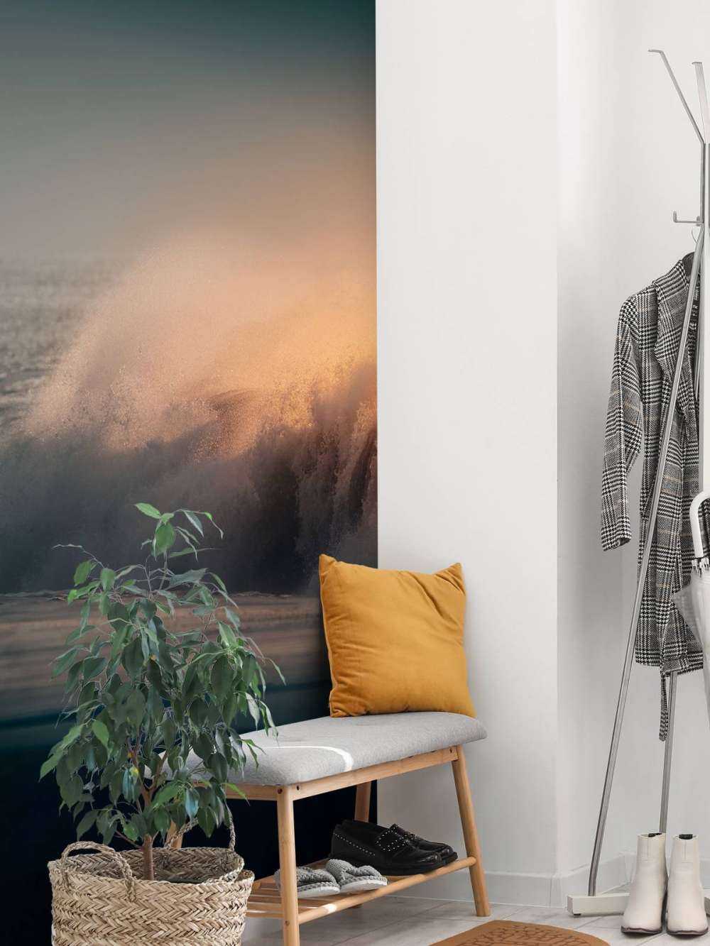 Brydende bølger på stranden