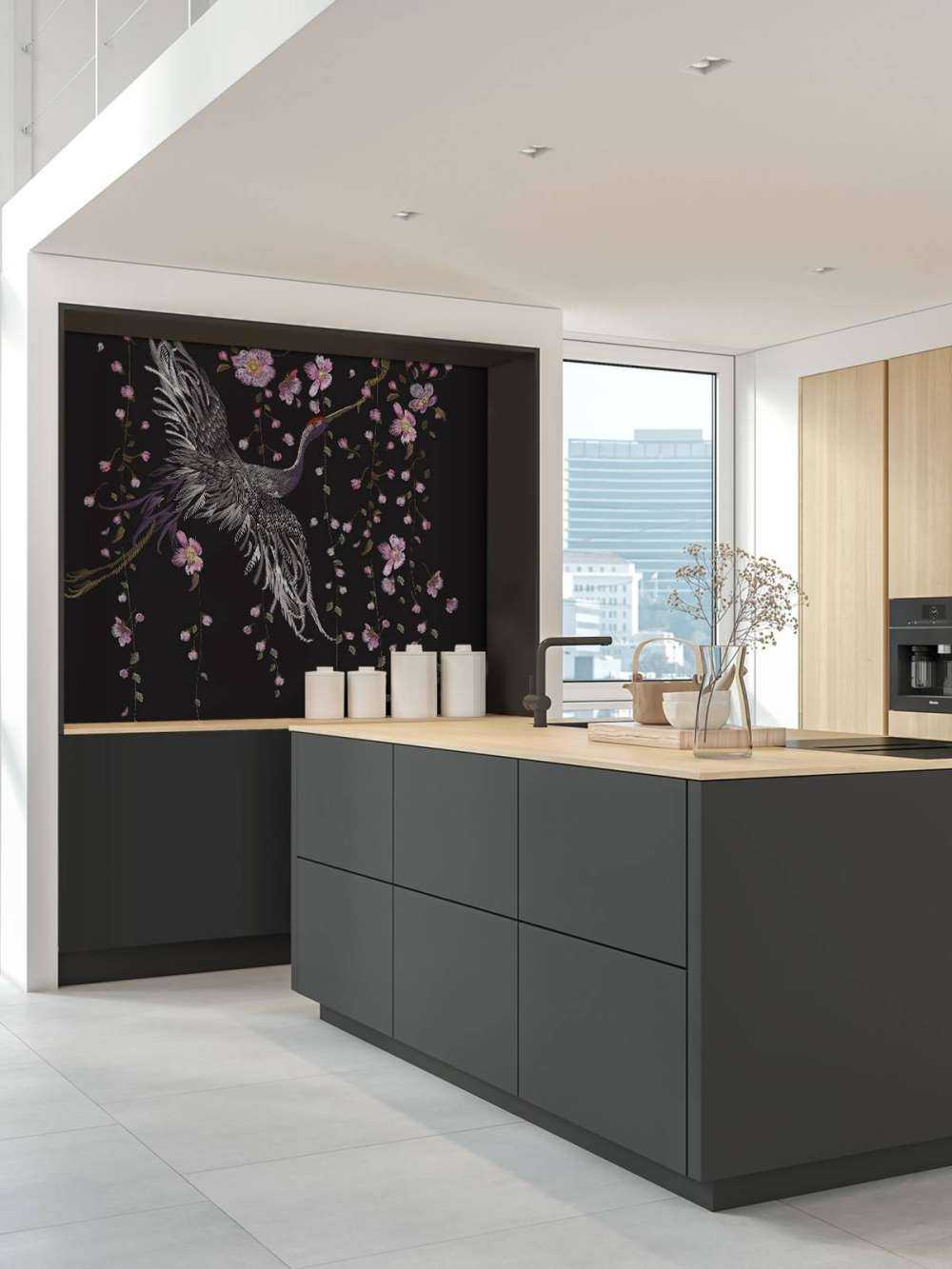 Kraanvogel bij roze bloemen