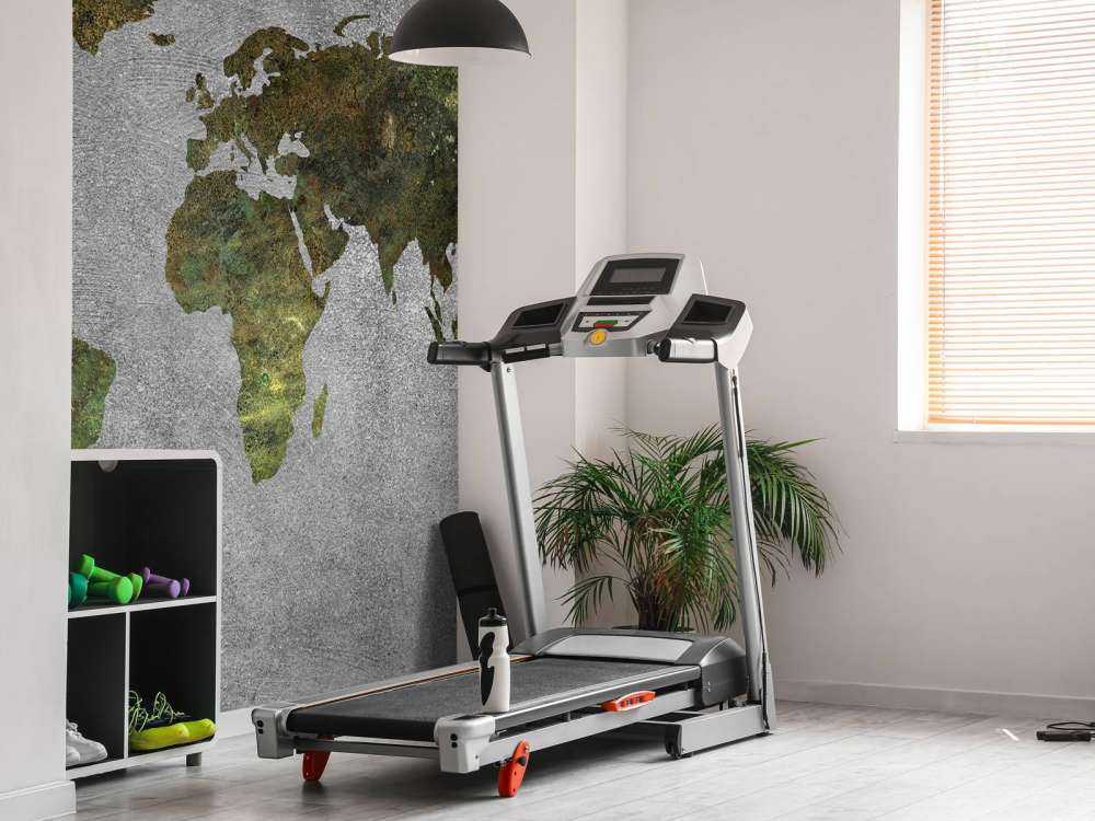 Verdenskart med grønn struktur på grå betong