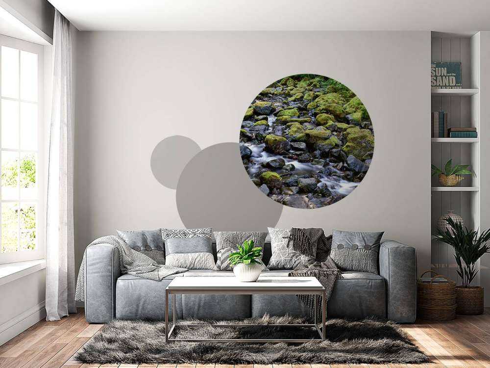 Rennende vann med steiner