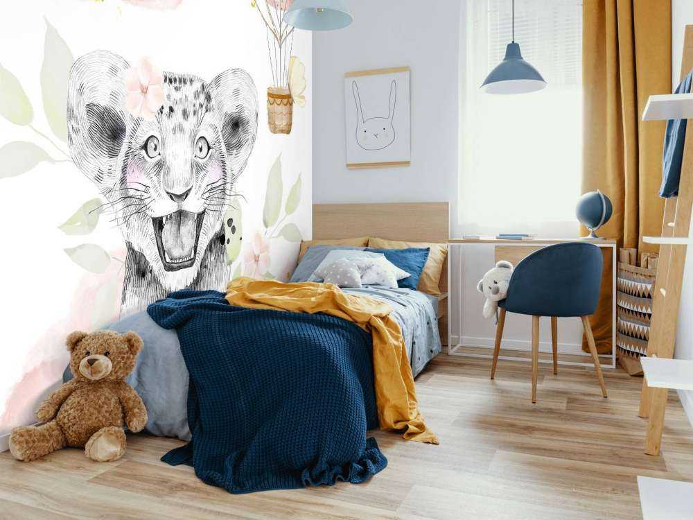 Gledelig løveunge og luftballong