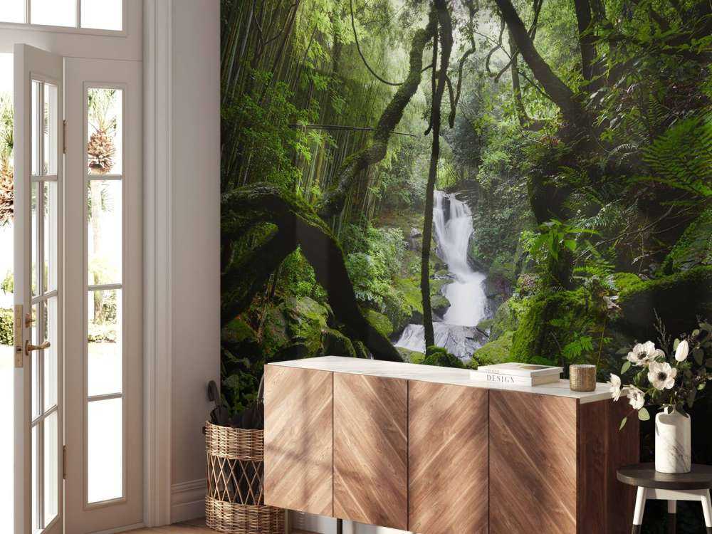 Foss omgitt av trær