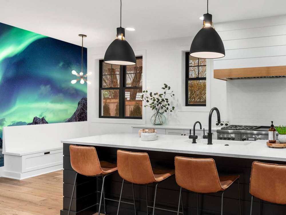 Nordlys over snødekte fjell