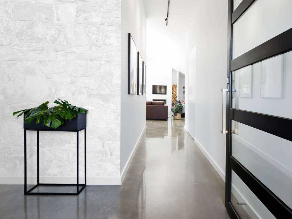 Gammal vägg med vita tegelstenar