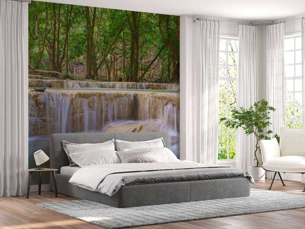 Vattenfall i djup regnskog