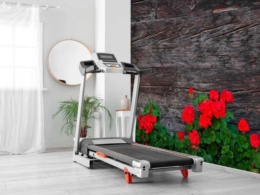 Vädrat trä med blommor