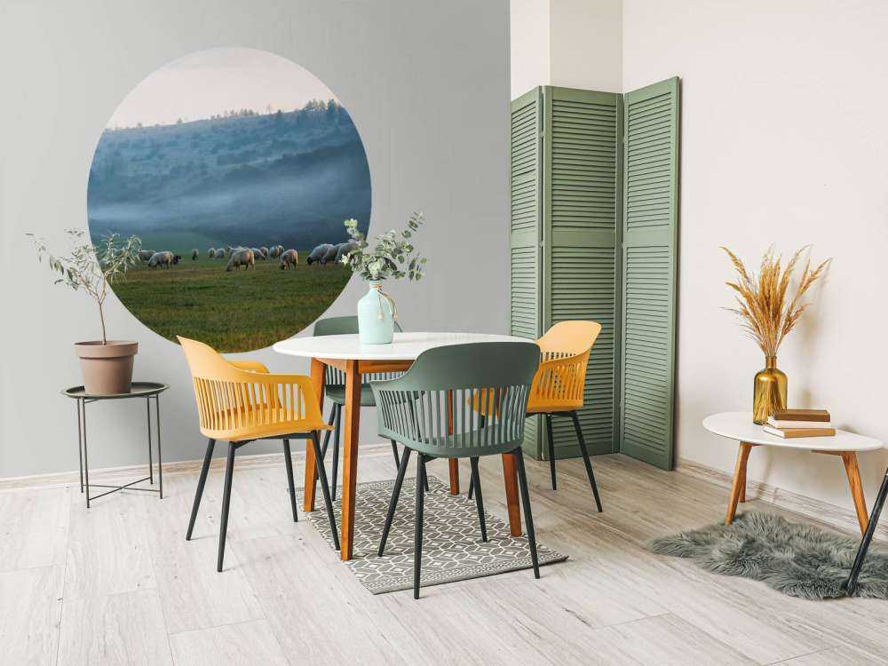 Fårflock i dimmigt landskap