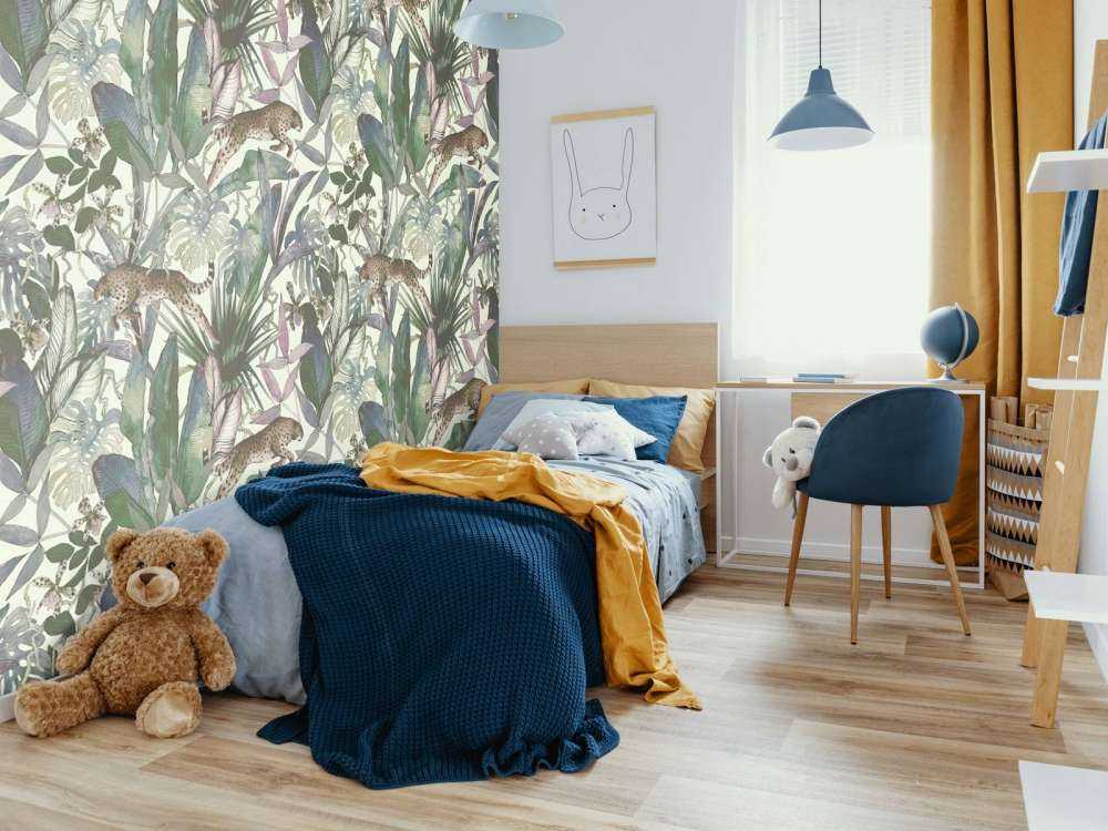 Cheetah mellem de tropiske blade