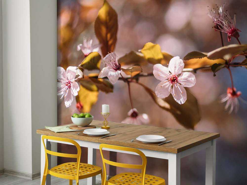 Rosa blomster og brune blader