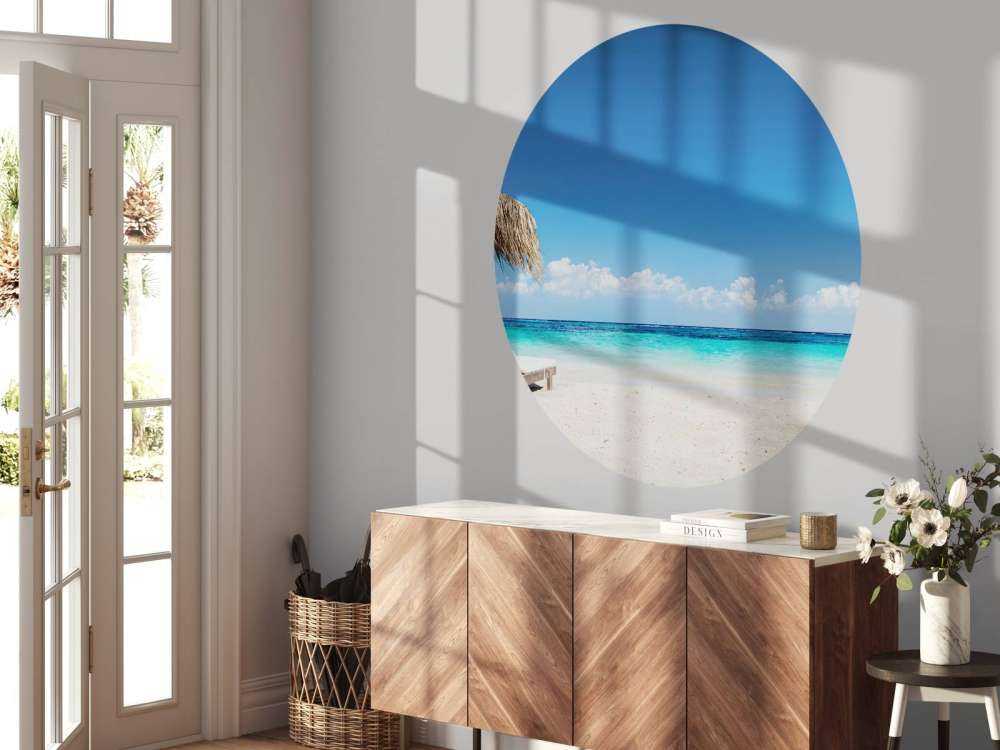 Stoler og parasoll på tropisk strand