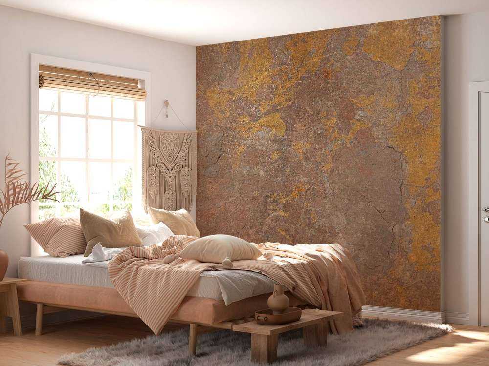 Gammel vegg med gul stdk