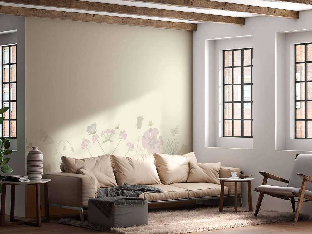 Blomsterfelt med sommerfugler i beige og gammelrosa