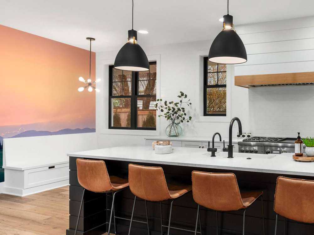 Italiensk landskap med oransje himmel