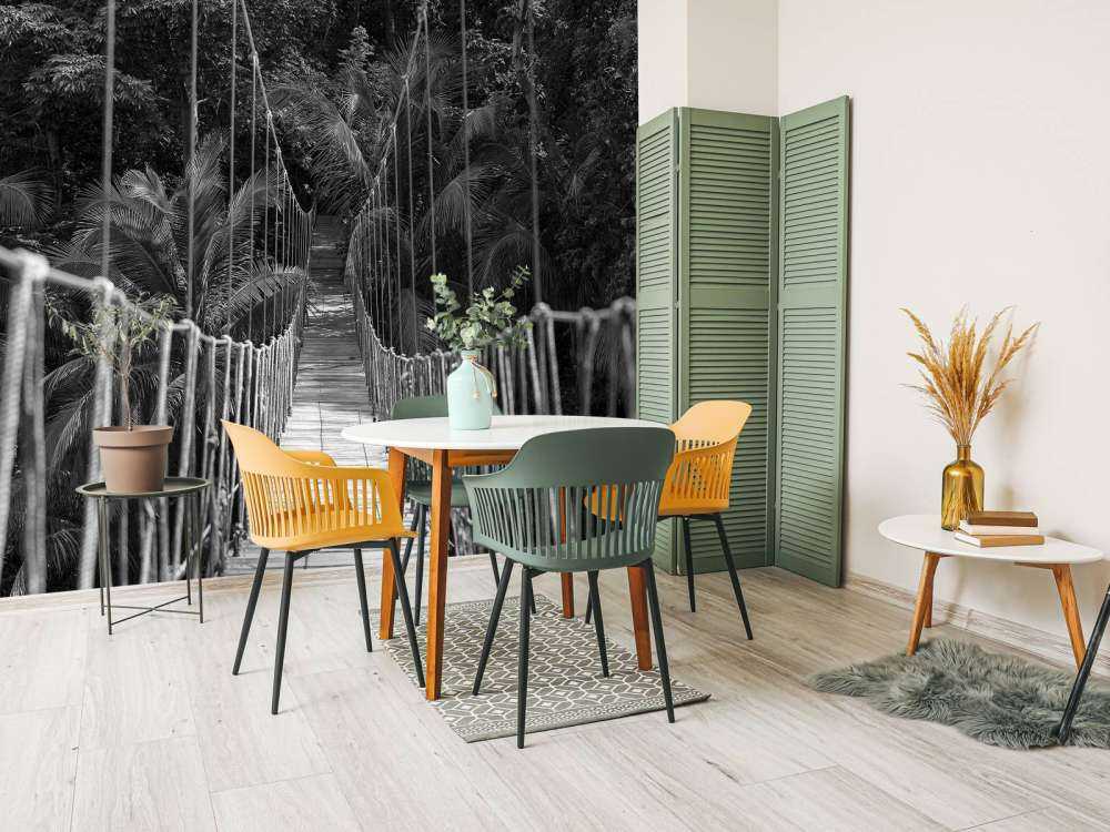 Trebro mellom palmetrærne