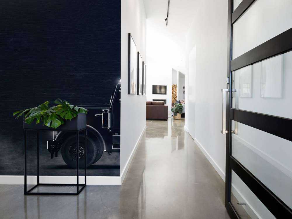 Svart og hvit lastebil