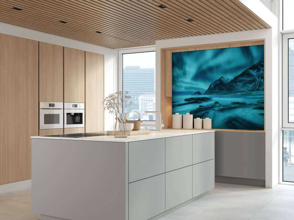 Blå nordlys med fjell