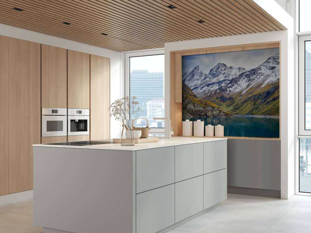 Fjelltopper med snø ved fjellvann