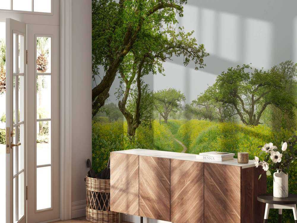 Svingende sti mellom åser med gule blomster