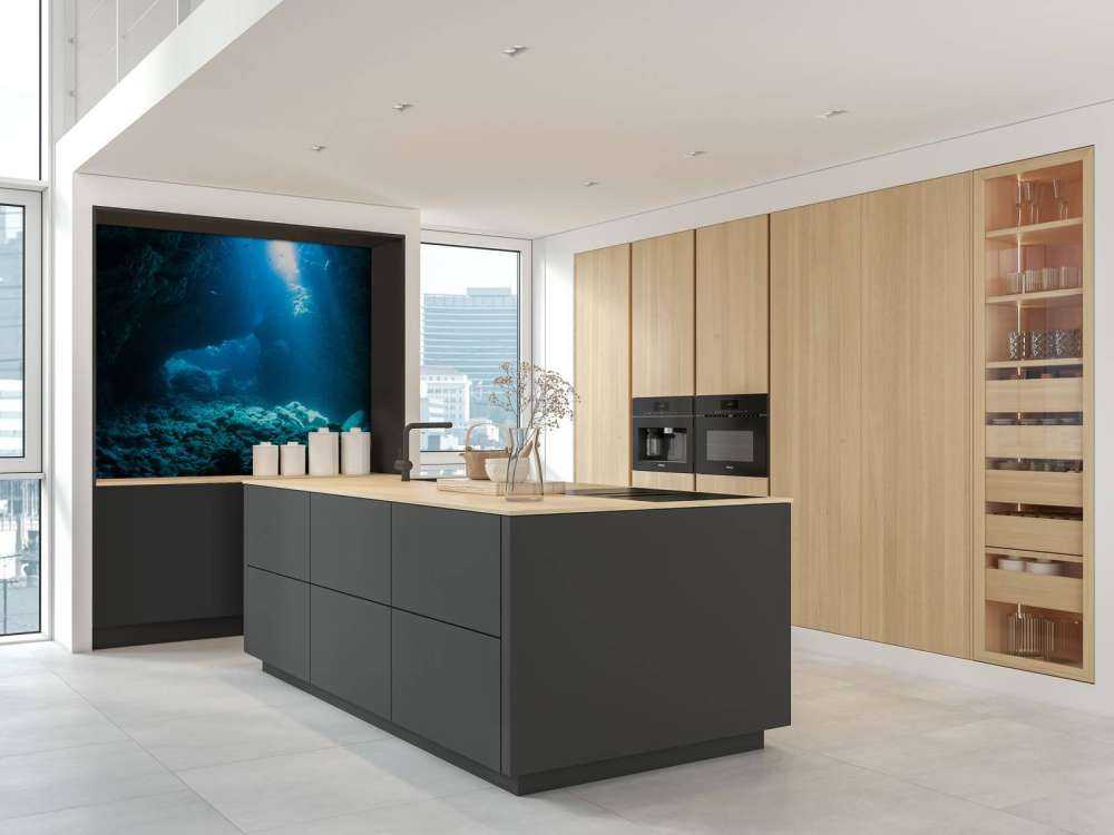 Mörk grotta i havet