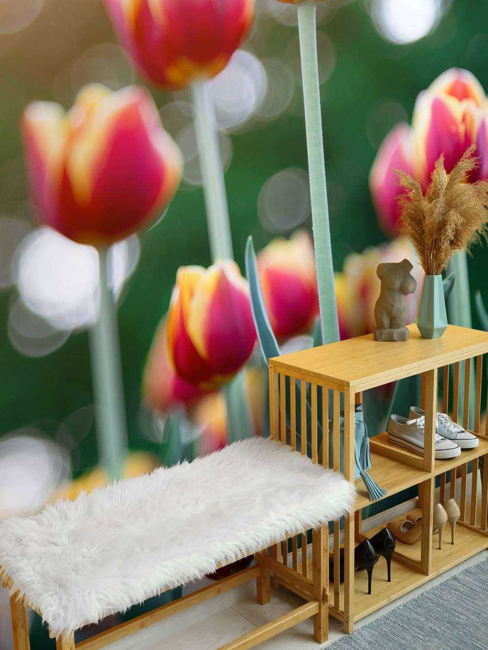 Röd med gula tulpaner