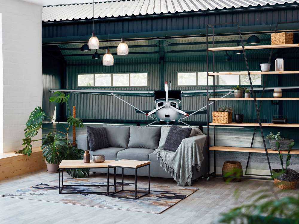 Flygplan i hangar