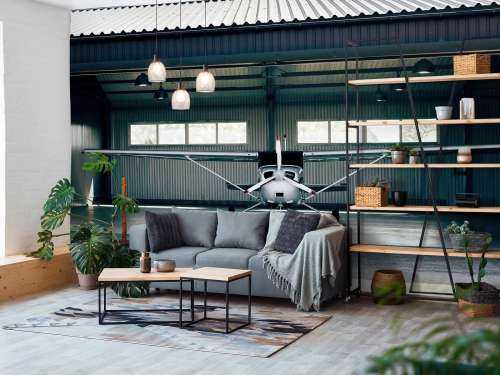 Flygplan i hangar