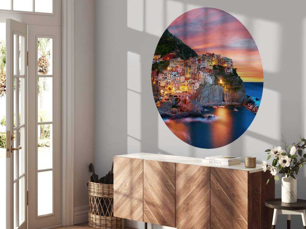 Italiensk stad vid solnedgången