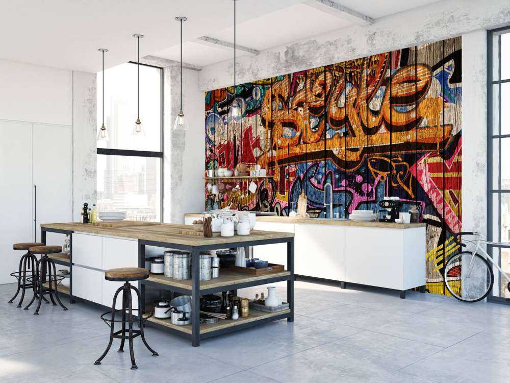 Graffiti med bogstaver på træ