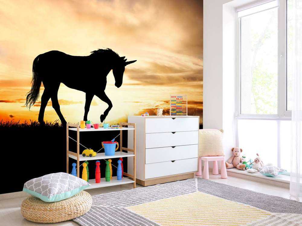 Silhuet af en enhjørning ved solnedgang