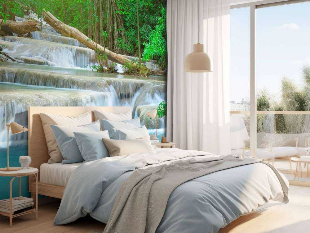 Brødt vandfald i skoven