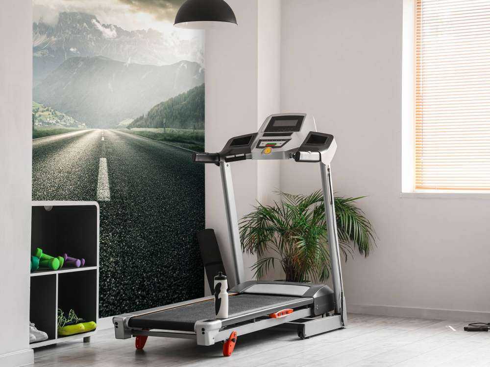 Vej i bjergrigt landskab