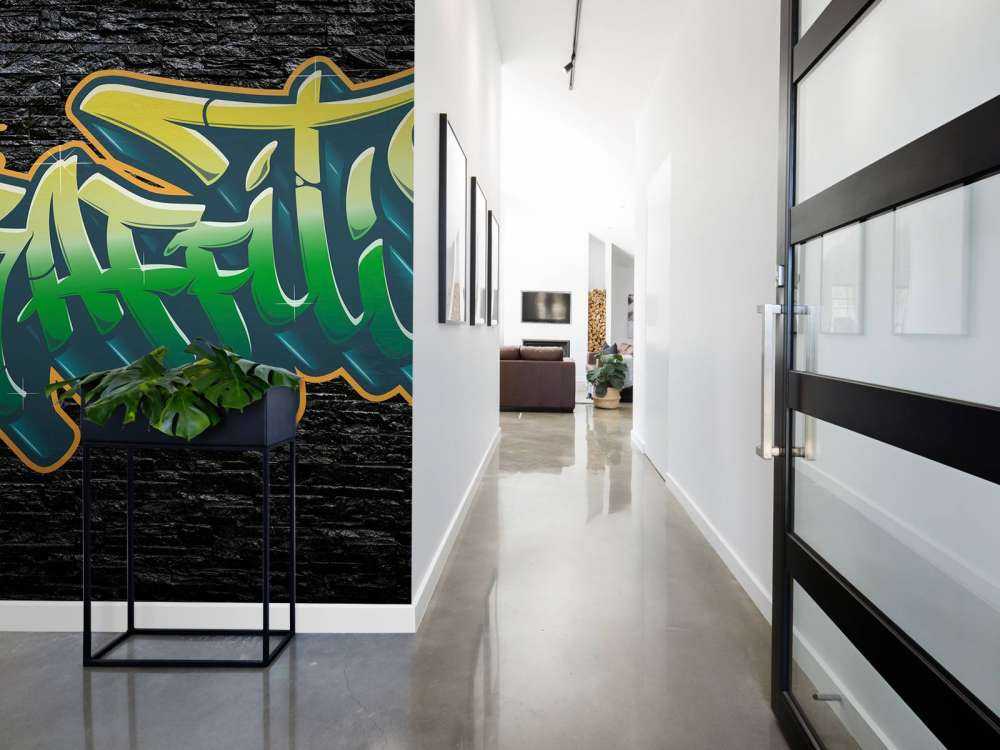 Graffiti på vegg av svarte steiner