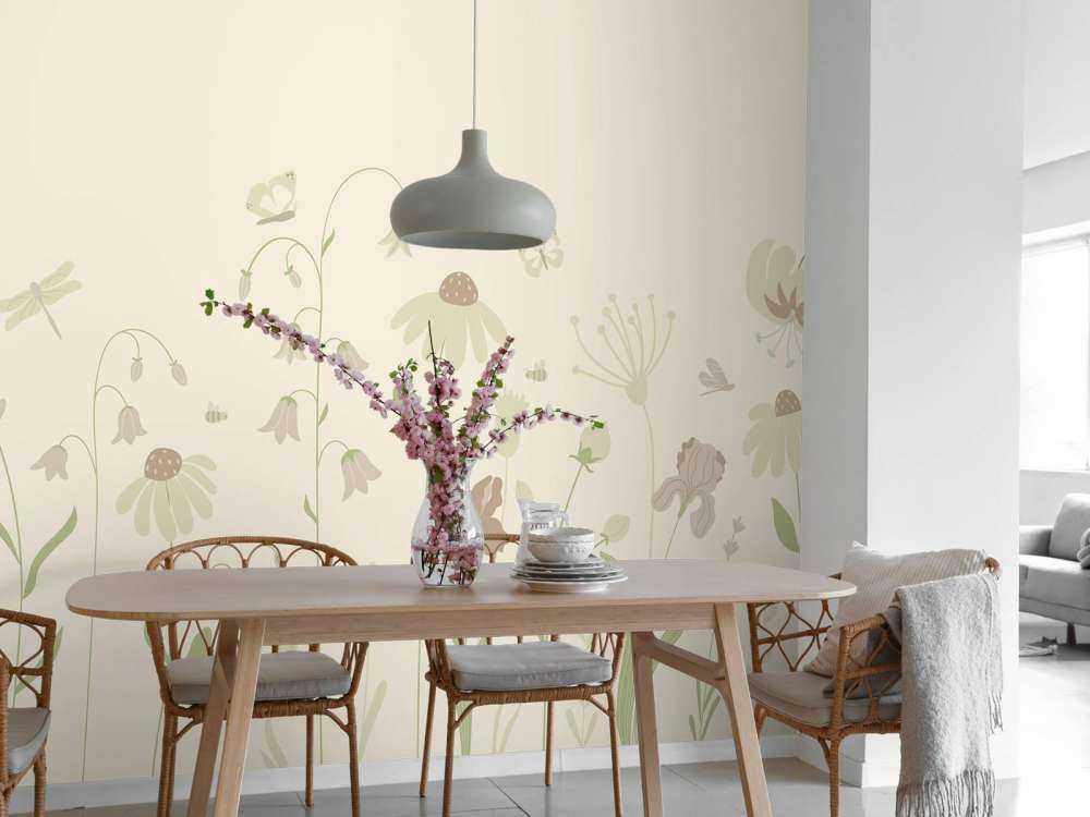 Blomsterfelt høyt med sommerfugler sand med gammelrosa