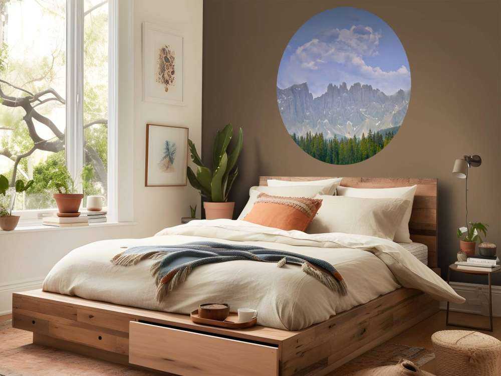 Fjell med trær og skyer