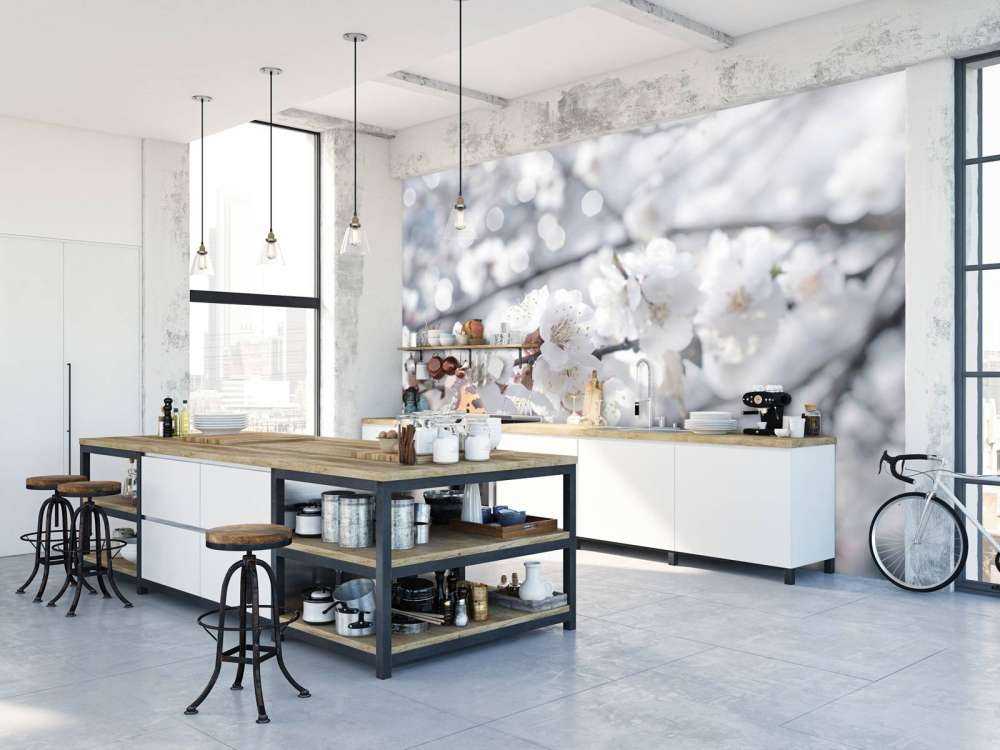 Sommerfugl med hvite blomster