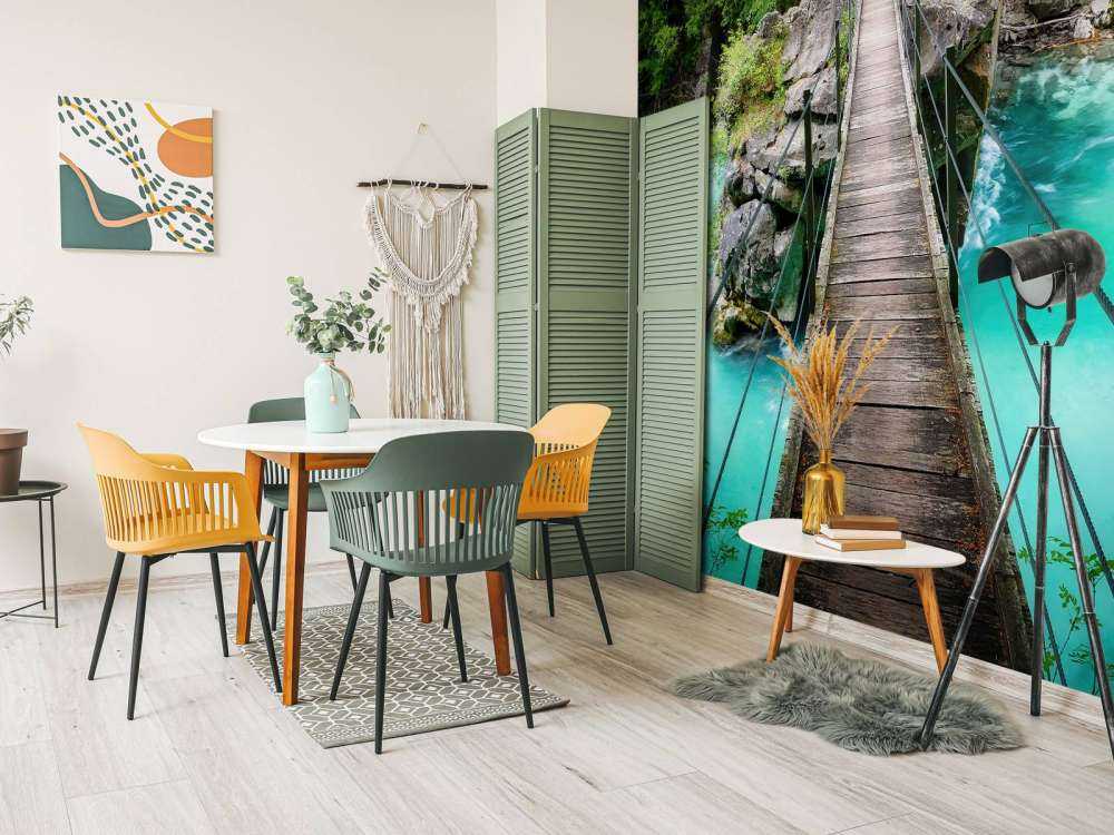 Bro over vakker blå elv