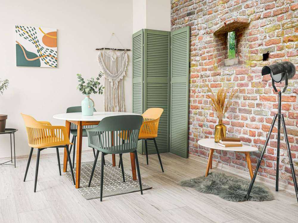 Bymur med utsikt gjennom