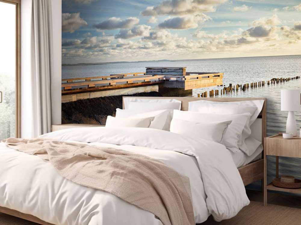 Brygge med vakre skyer