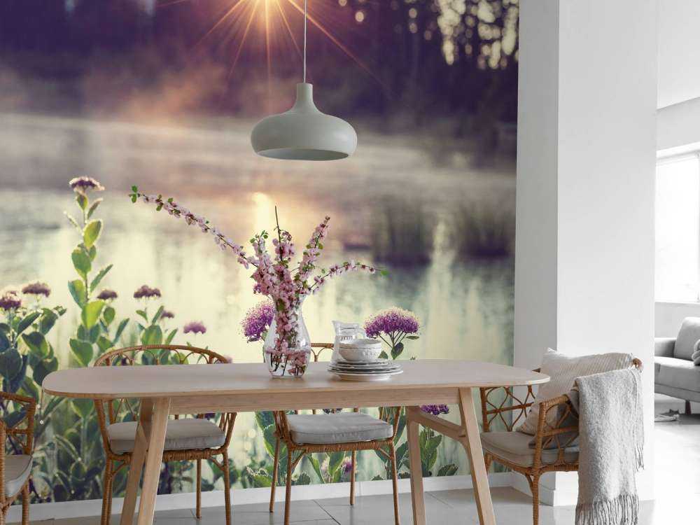 Fordampende innsjø med blomster