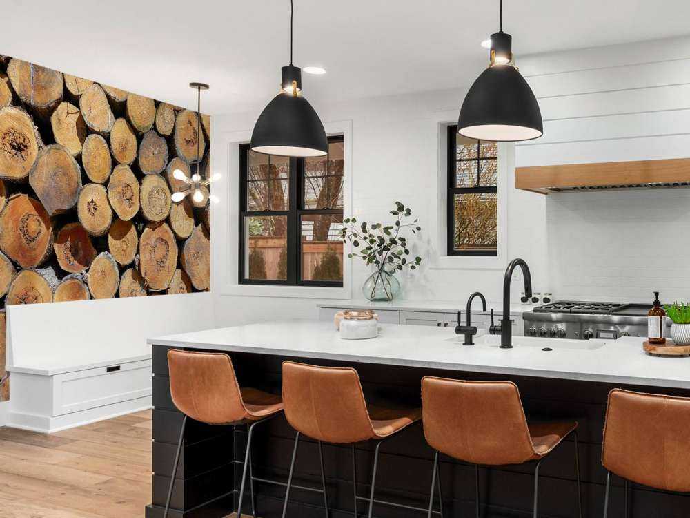 Hög med trädstammar