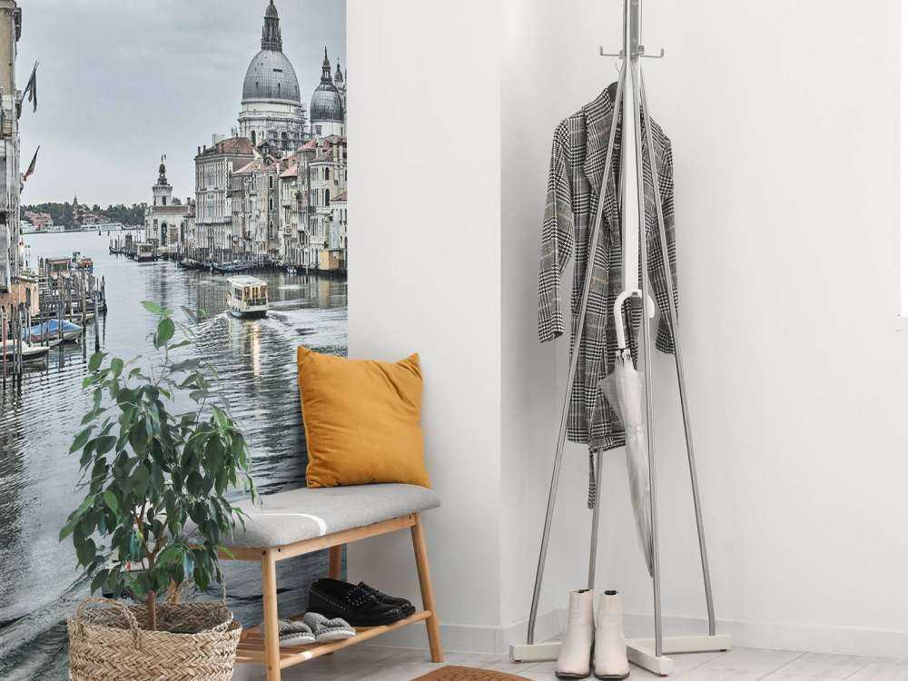 Kanal med båtar i Venedig