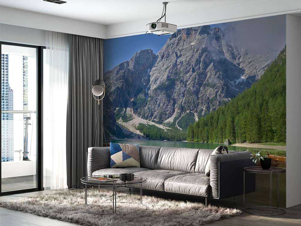 Träbåtar i en bergssjö