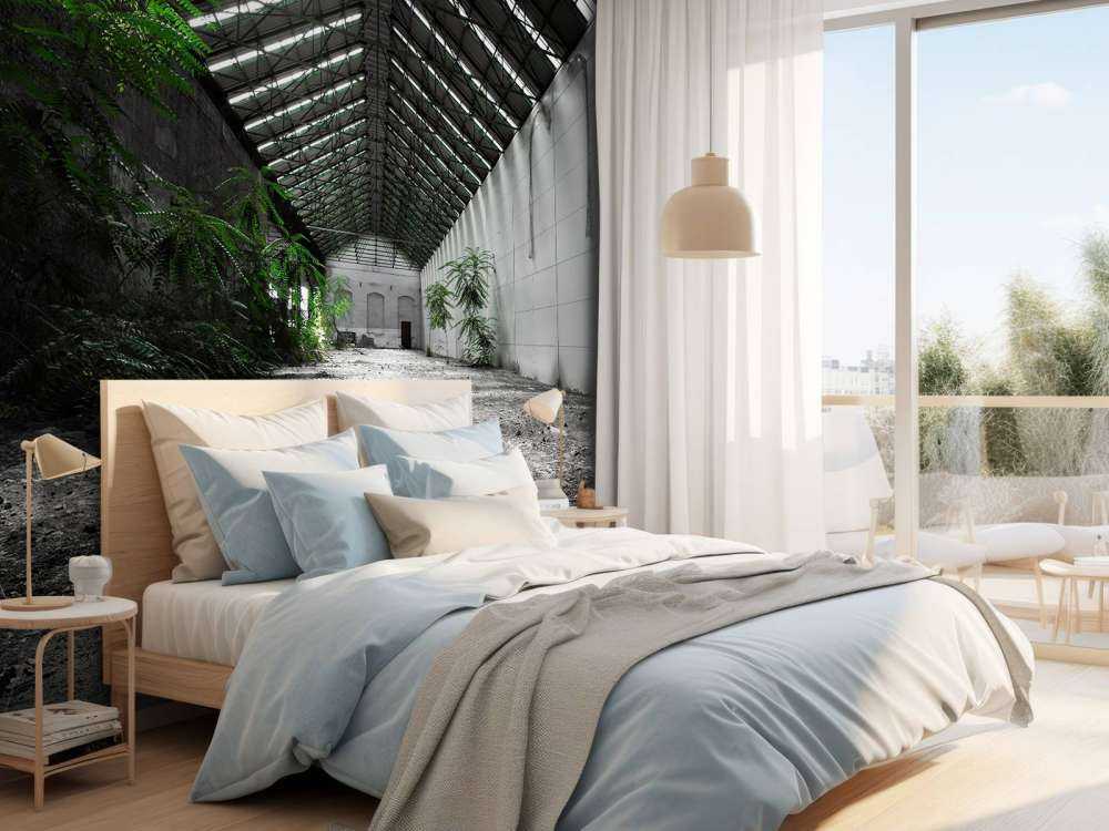 Industriell hall med växter