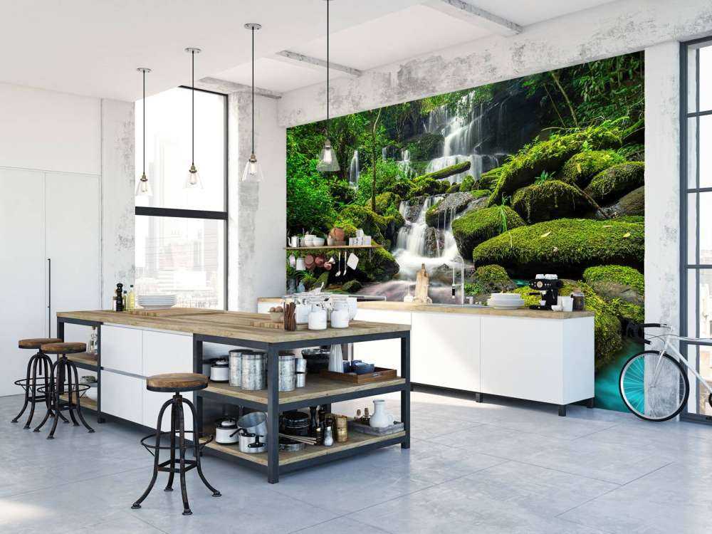 Vattenfall i en djungel